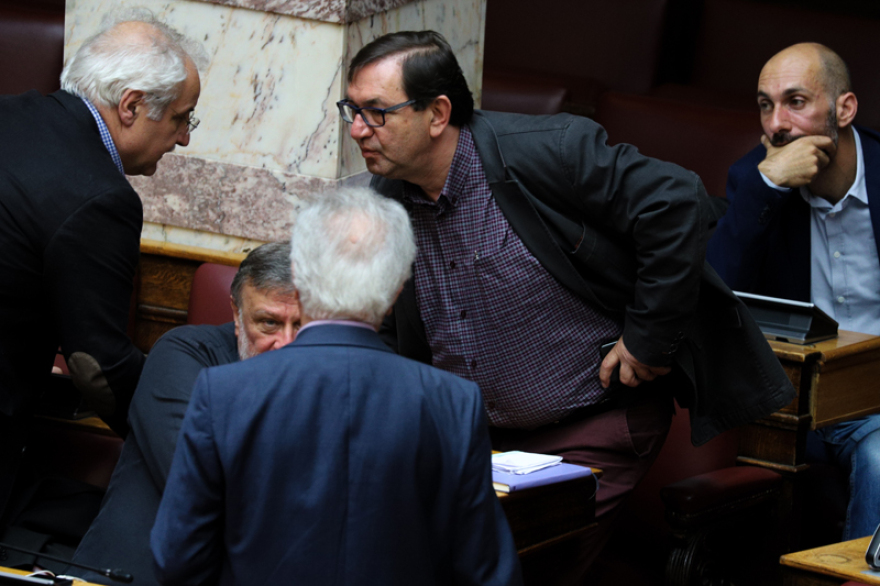 Εμφύλιος στον ΣΥΡΙΖΑ για τις τροπολογίες με τα ρουσφέτια