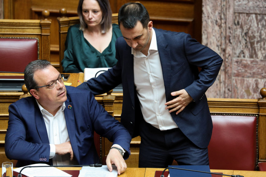 Εμφύλιος στον ΣΥΡΙΖΑ για τις τροπολογίες με τα ρουσφέτια