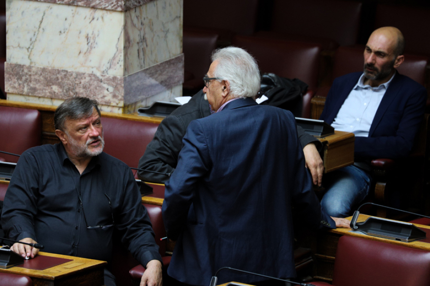 Εμφύλιος στον ΣΥΡΙΖΑ για τις τροπολογίες με τα ρουσφέτια