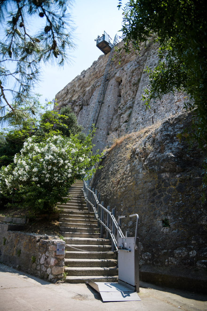 Ντροπή: Χαλασμένο το αναβατόριο για ΑμΕΑ στην Ακρόπολη- Σήκωσαν στα χέρια μαθητή για να φτάσει στον Ιερό Βράχο