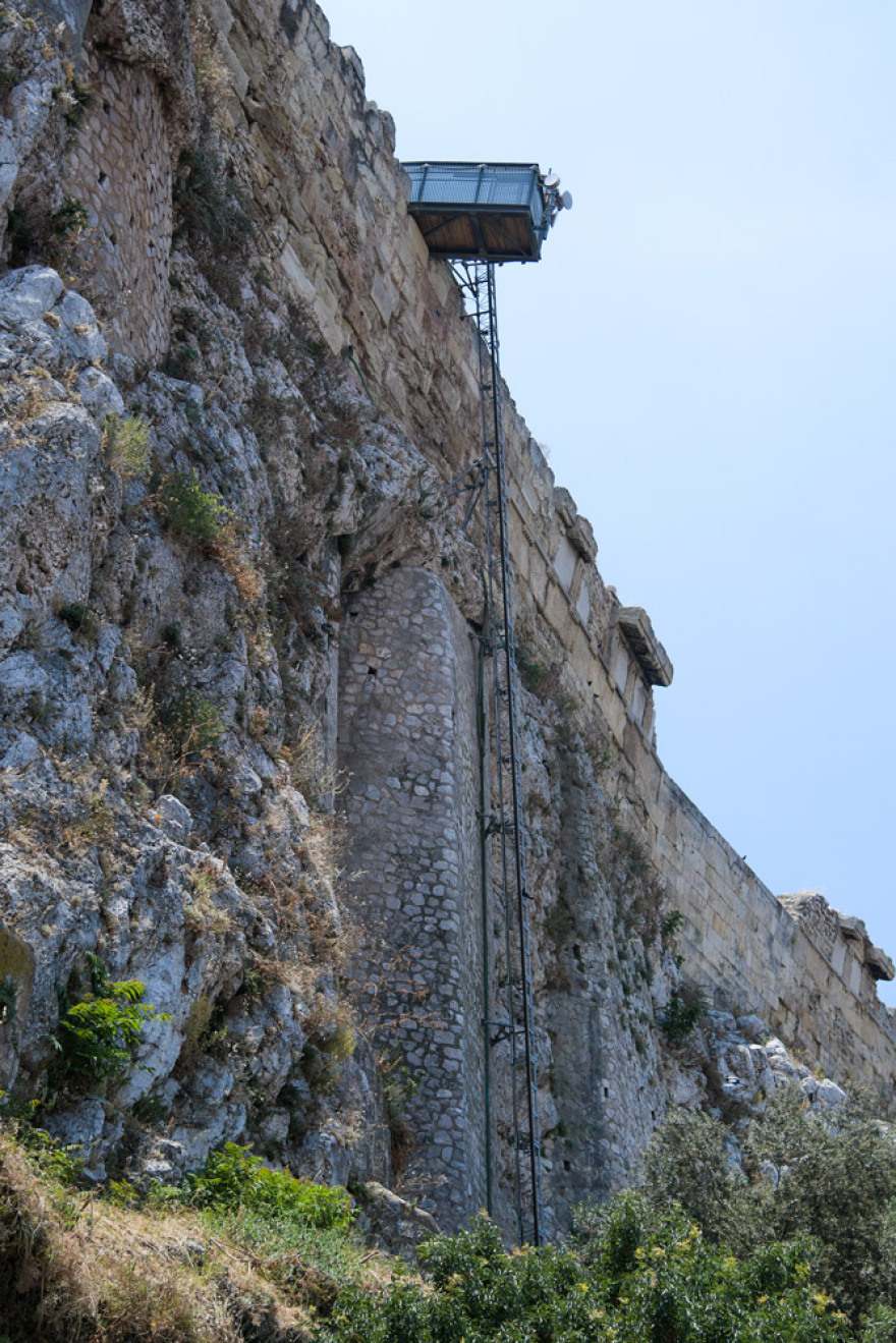 Ντροπή: Χαλασμένο το αναβατόριο για ΑμΕΑ στην Ακρόπολη- Σήκωσαν στα χέρια μαθητή για να φτάσει στον Ιερό Βράχο