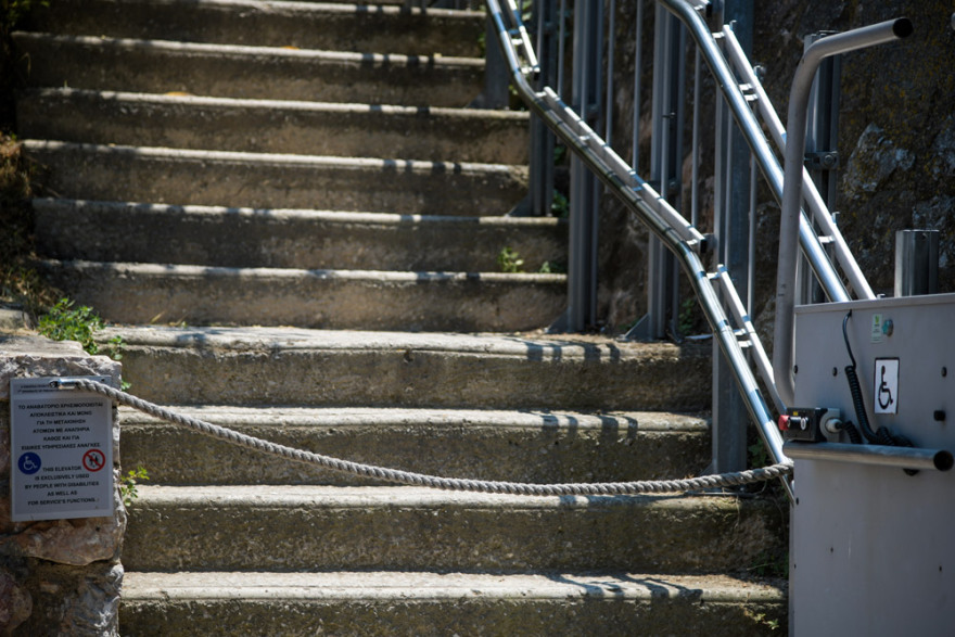 Ντροπή: Χαλασμένο το αναβατόριο για ΑμΕΑ στην Ακρόπολη- Σήκωσαν στα χέρια μαθητή για να φτάσει στον Ιερό Βράχο