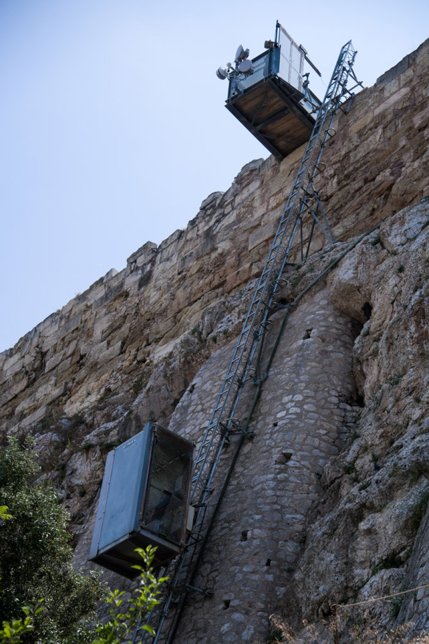 Ντροπή: Χαλασμένο το αναβατόριο για ΑμΕΑ στην Ακρόπολη- Σήκωσαν στα χέρια μαθητή για να φτάσει στον Ιερό Βράχο