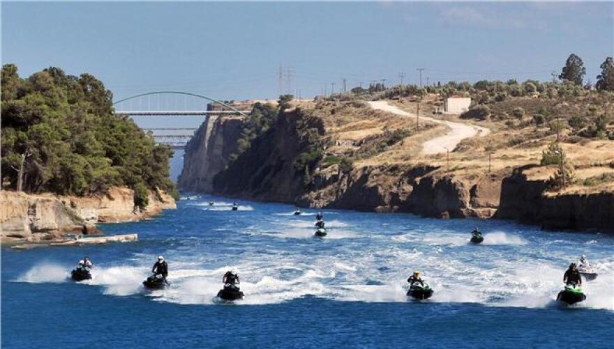 «Στόλος» από τζετ σκι διασχίζει τον Ισθμό της Κορίνθου - Δείτε το εντυπωσιακό βίντεο