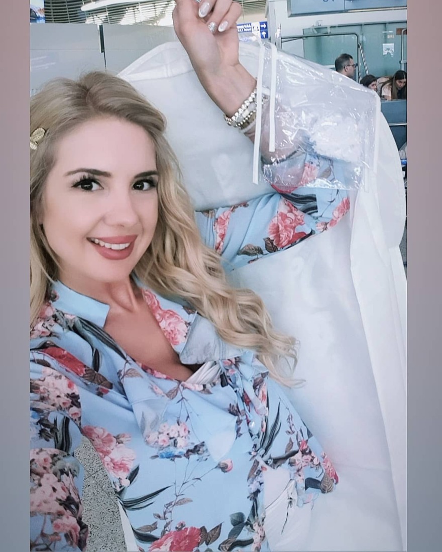 H Σοφία Μαριόλα ταξίδεψε στην Κρήτη για τον γάμο της αγκαλιά με το… νυφικό