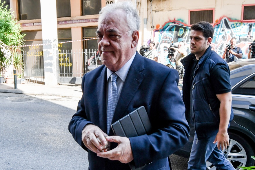 Βαρύ κλίμα στον ΣΥΡΙΖΑ λόγω και των μετατάξεων - Συνεδριάζει η Κεντρική Επιτροπή