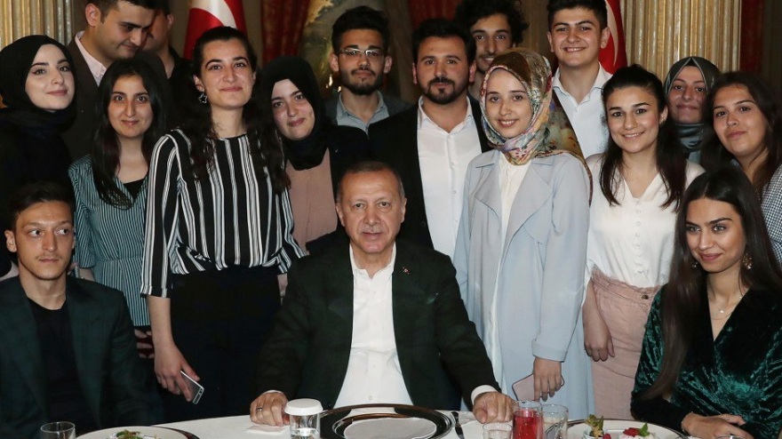 Τουρκία: Παντρεύτηκε ο Μεσούτ Οζίλ, με μάρτυρα τον Ερντογάν 