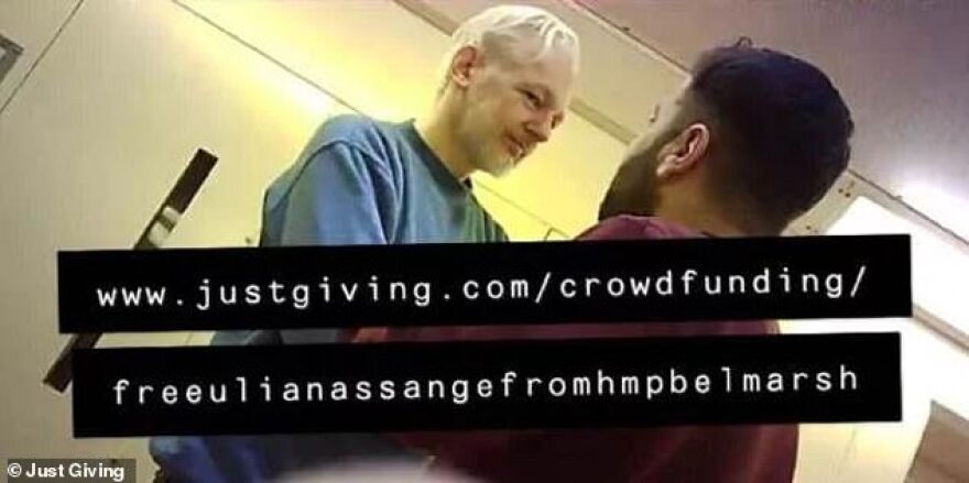 Οι πρώτες φωτογραφίες του Ασάνζ από τη φυλακή