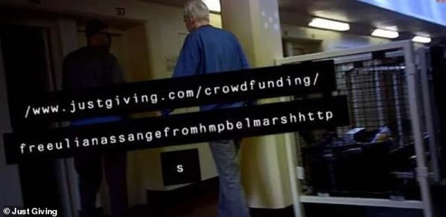 Οι πρώτες φωτογραφίες του Ασάνζ από τη φυλακή