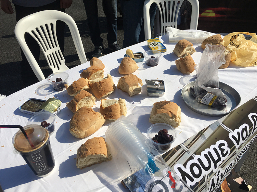 Έξω από τη Βουλή οι καθαρίστριες του Δρομοκαΐτειου: Θελουμε να βγάζουμε το ψωμί μας με αξιοπρέπεια