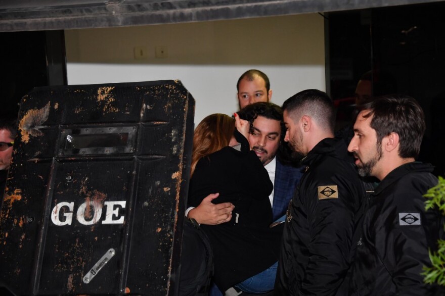 Η 26χρονη που κατηγορεί τον Νεϊμάρ για βιασμό έδωσε 6ωρη κατάθεση - Φεύγοντας την... κουβαλούσε ο δικηγόρος της!