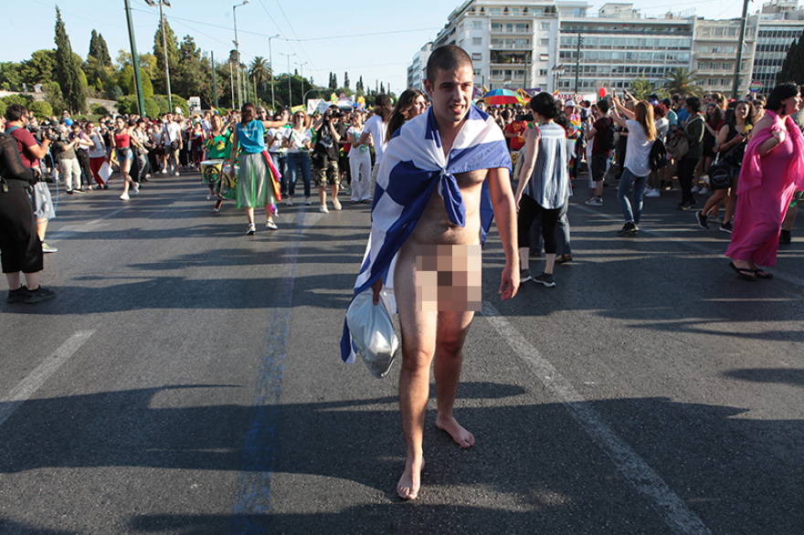 Athens Pride 2019: Ένας ολόγυμνος στον Άγνωστο Στρατιώτη!