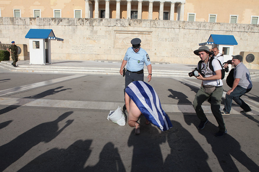 Athens Pride 2019: Ένας ολόγυμνος στον Άγνωστο Στρατιώτη!