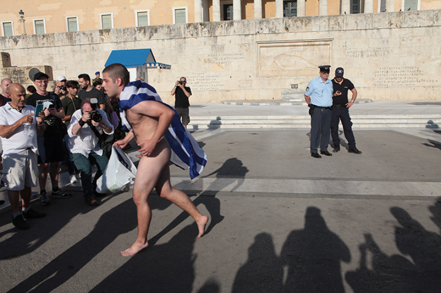 Athens Pride 2019: Ένας ολόγυμνος στον Άγνωστο Στρατιώτη!