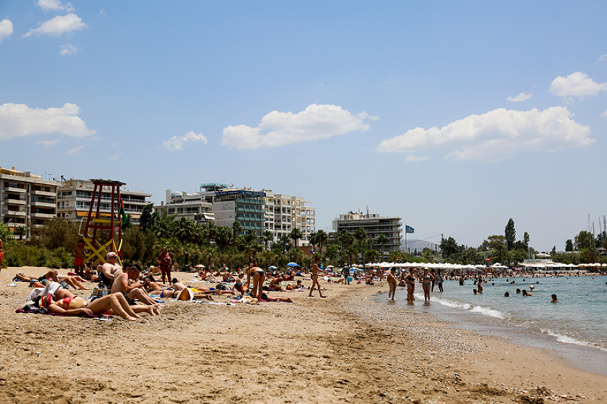 Μίνι καύσωνας στην Αττική - Γέμισαν κόσμο οι παραλίες