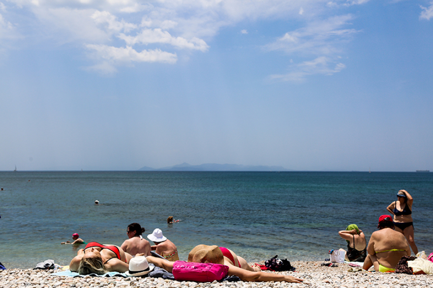 Μίνι καύσωνας στην Αττική - Γέμισαν κόσμο οι παραλίες