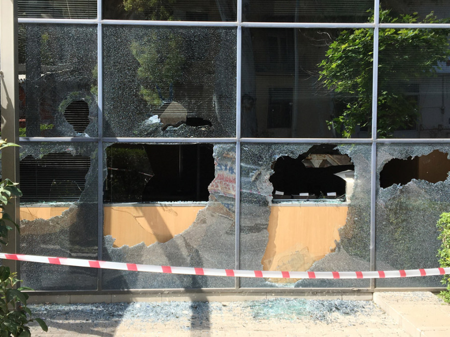 Επίθεση με βαριοπούλες σε τράπεζα στη Συγγρού