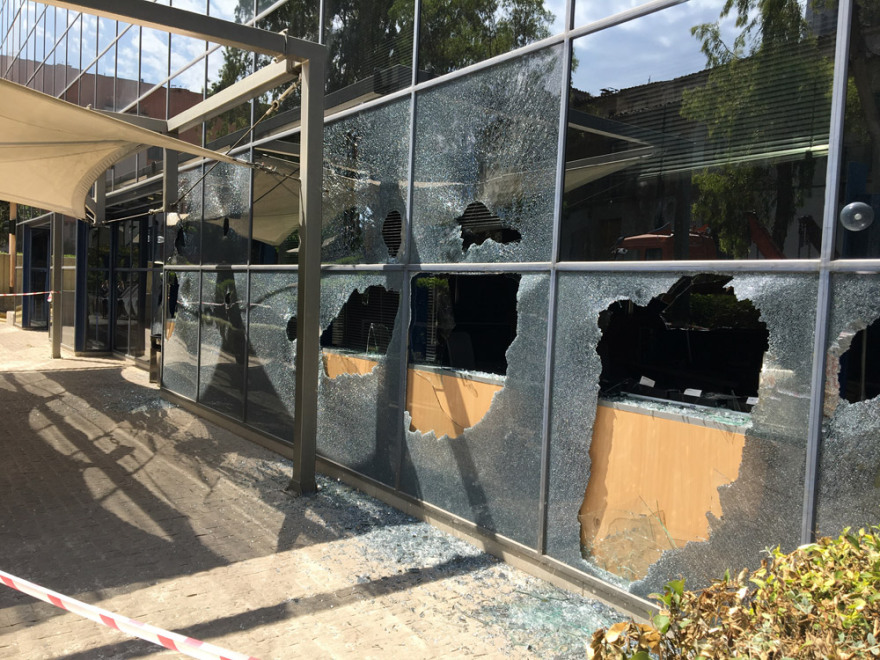 Επίθεση με βαριοπούλες σε τράπεζα στη Συγγρού