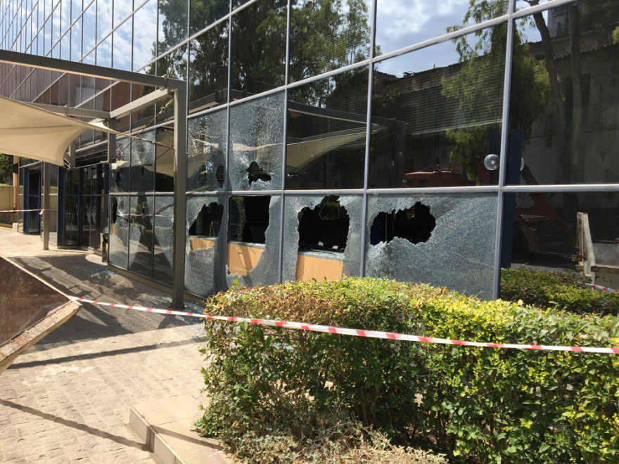 Επίθεση με βαριοπούλες σε τράπεζα στη Συγγρού