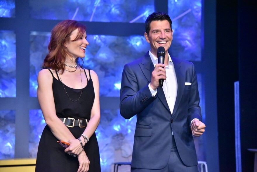 «Για λίγη πουτίγκα»: Θεατρική πρεμιέρα με επώνυμες παρουσίες 