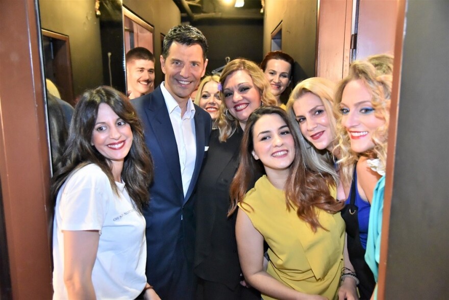 «Για λίγη πουτίγκα»: Θεατρική πρεμιέρα με επώνυμες παρουσίες 