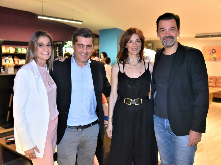 «Για λίγη πουτίγκα»: Θεατρική πρεμιέρα με επώνυμες παρουσίες 