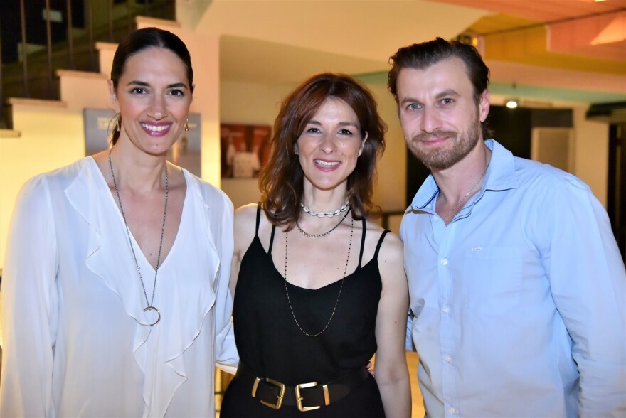 «Για λίγη πουτίγκα»: Θεατρική πρεμιέρα με επώνυμες παρουσίες 