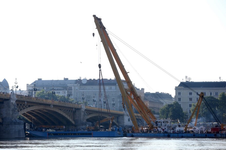 Ουγγαρία: Ανελκύστηκε το πλοίο που βυθίστηκε στον Δούναβη