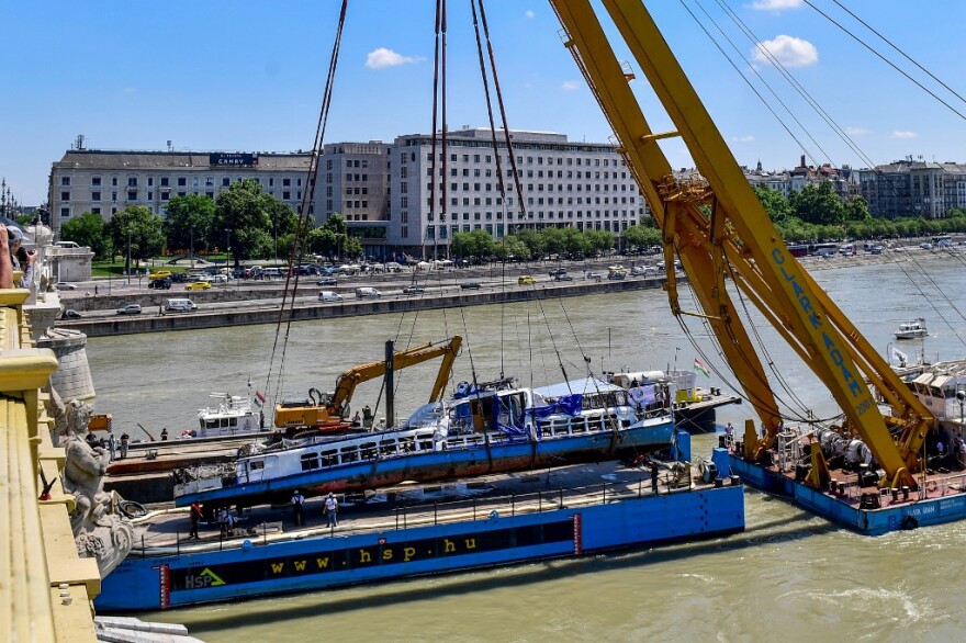 Ουγγαρία: Ανελκύστηκε το πλοίο που βυθίστηκε στον Δούναβη