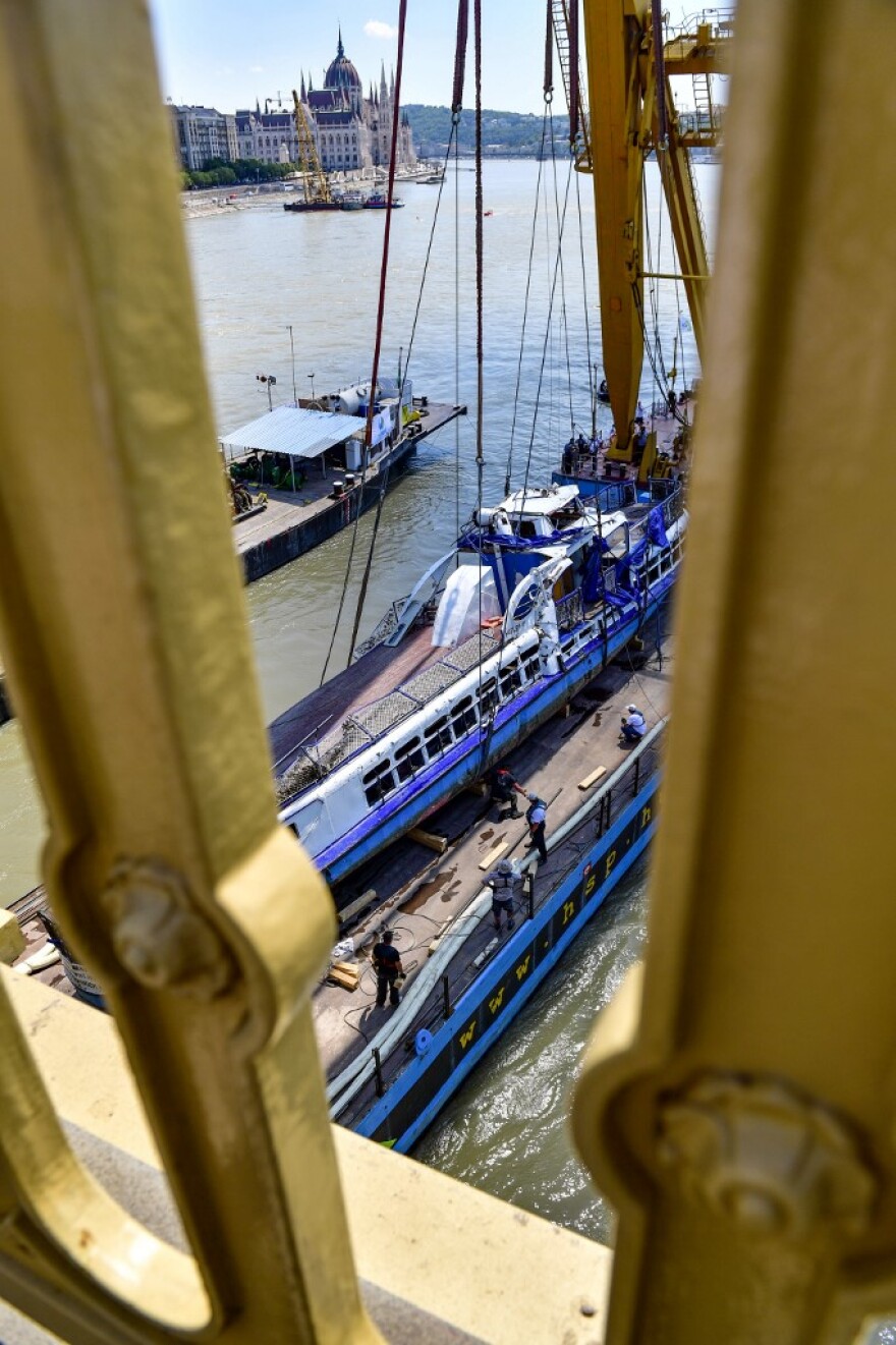 Ουγγαρία: Ανελκύστηκε το πλοίο που βυθίστηκε στον Δούναβη