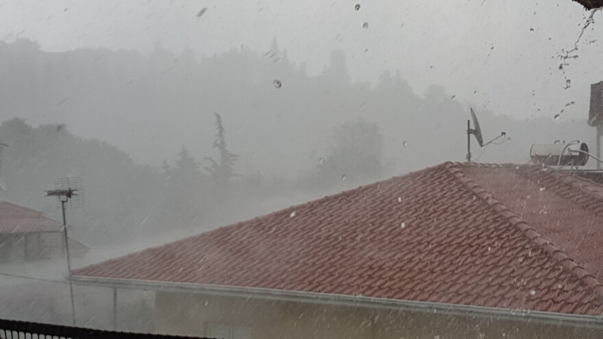 Απίστευτο μπουρίνι με χαλάζι στα Τρίκαλα 