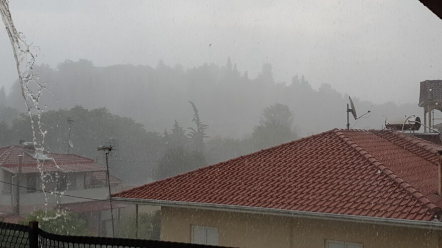 Απίστευτο μπουρίνι με χαλάζι στα Τρίκαλα 