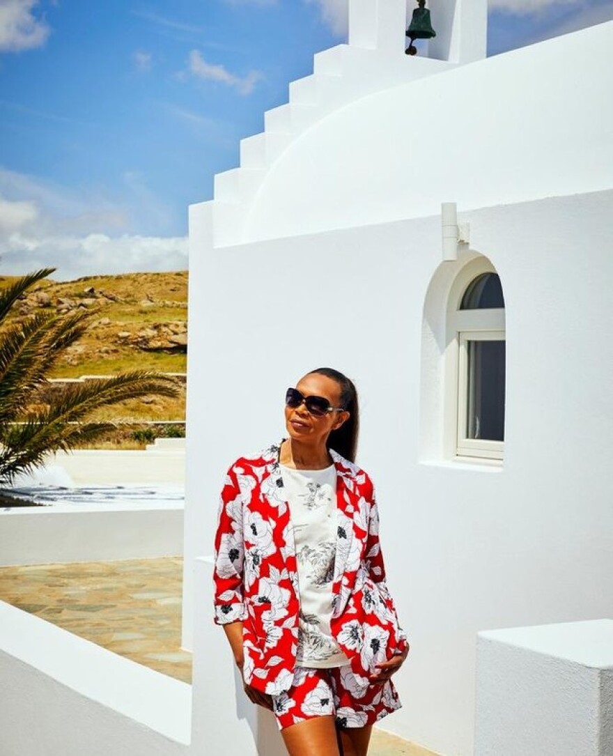 Η μητέρα της Ναόμι Κάμπελ φωτογραφήθηκε με μαγιό στη Μύκονο