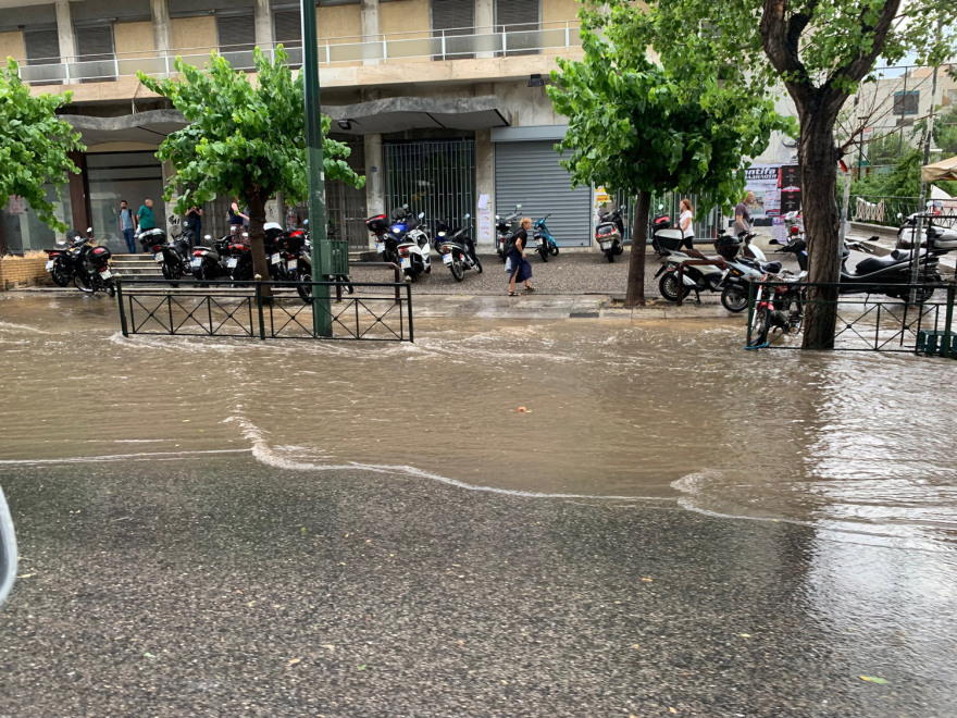 Σφοδρή καταιγίδα έπληξε την Αττική: Ποτάμια οι δρόμοι - Προβλήματα στην κυκλοφορία
