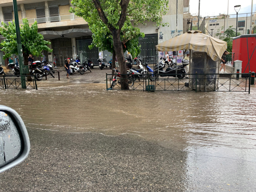 Σφοδρή καταιγίδα έπληξε την Αττική: Ποτάμια οι δρόμοι - Προβλήματα στην κυκλοφορία