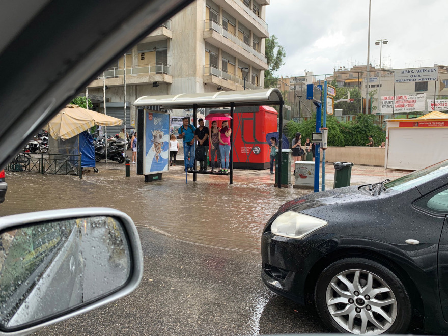 Σφοδρή καταιγίδα έπληξε την Αττική: Ποτάμια οι δρόμοι - Προβλήματα στην κυκλοφορία