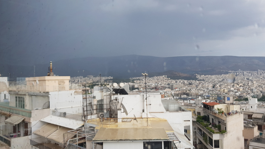 Σφοδρή καταιγίδα έπληξε την Αττική: Ποτάμια οι δρόμοι - Προβλήματα στην κυκλοφορία