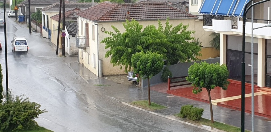 Απίστευτο μπουρίνι με χαλάζι στα Τρίκαλα 