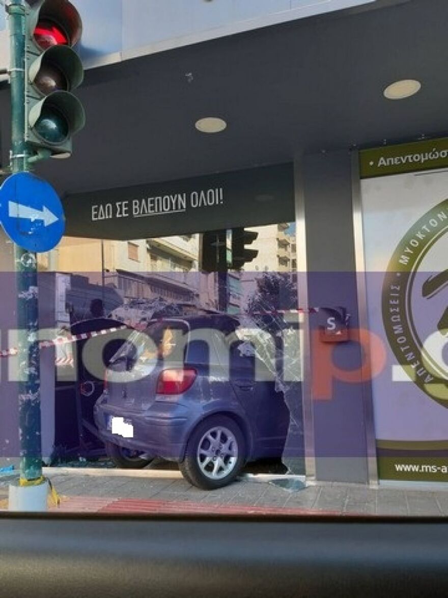 Πάτρα: Αυτοκίνητο «προσγειώθηκε» σε βιτρίνα καταστήματος 
