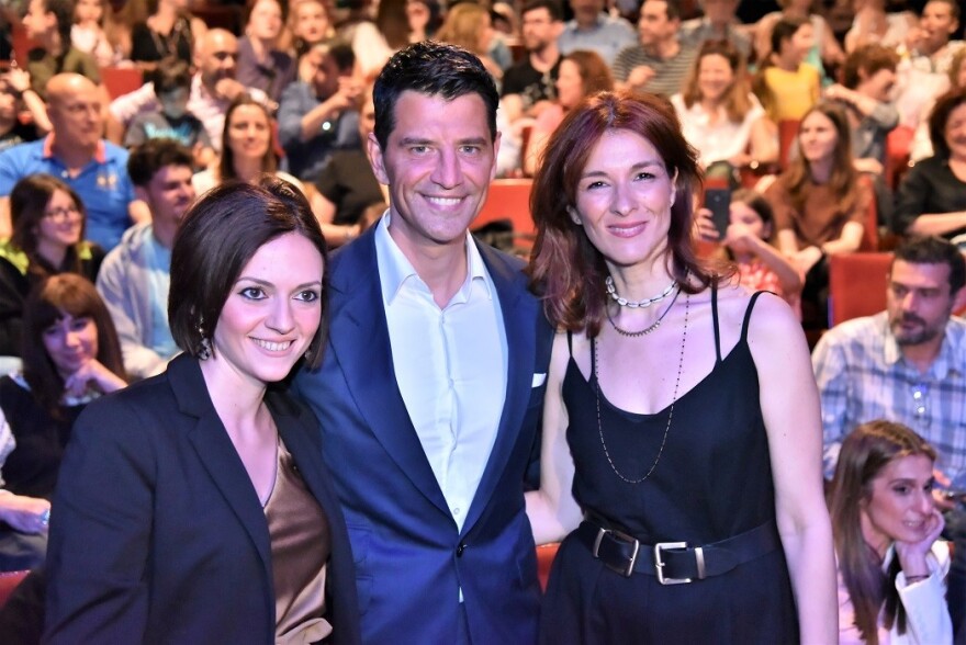 «Για λίγη πουτίγκα»: Θεατρική πρεμιέρα με επώνυμες παρουσίες 