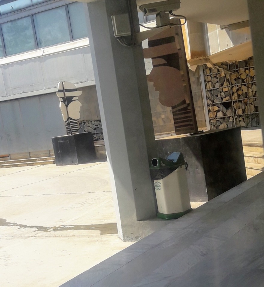 Πέταξαν στα σκουπίδια τα «ανθρωπάκια» του Γιάννη Γαΐτη στο ΣΕΦ!