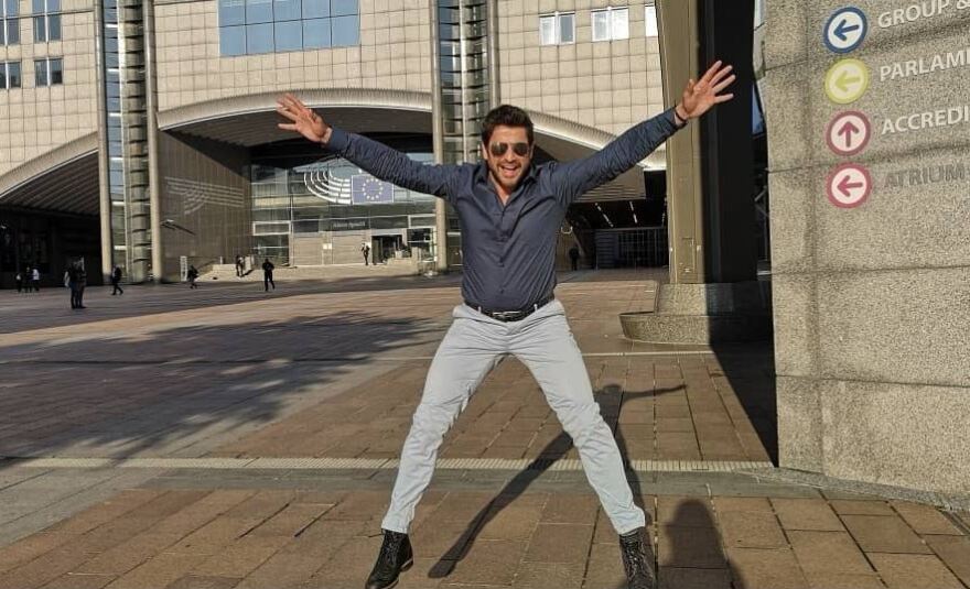 Ο Γεωργούλης χοροπηδάει από τη χαρά του στις Βρυξέλλες