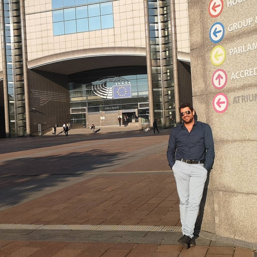 Ο Γεωργούλης χοροπηδάει από τη χαρά του στις Βρυξέλλες