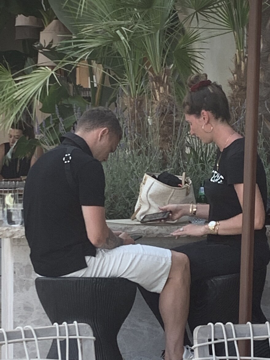 Ο Τρίπιερ της Τότεναμ με την σύντροφό του στη Μύκονο