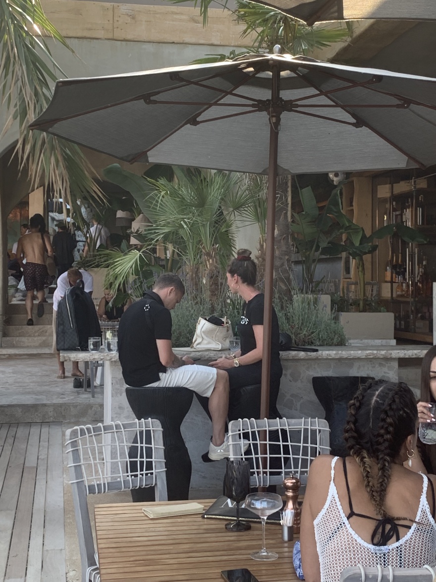 Ο Τρίπιερ της Τότεναμ με την σύντροφό του στη Μύκονο