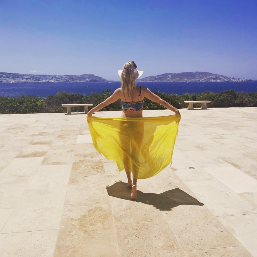 Η Δούκισσα Νομικού βάζει το μπικίνι της και γράφει:  «Έλα να βουτήξουμε»