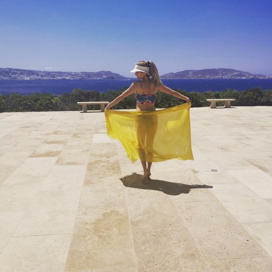 Η Δούκισσα Νομικού βάζει το μπικίνι της και γράφει:  «Έλα να βουτήξουμε»