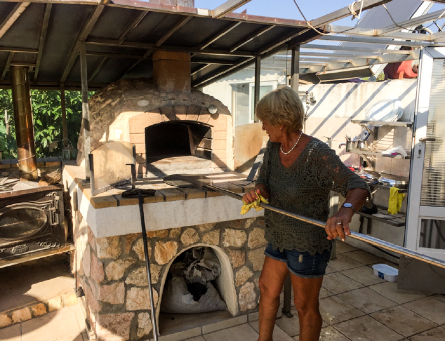 Κεφαλονιά: 80χρονη σέρφερ δαμάζει τα κύματα!