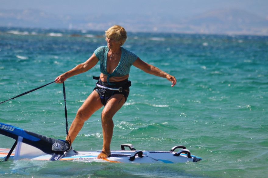 Κεφαλονιά: 80χρονη σέρφερ δαμάζει τα κύματα!