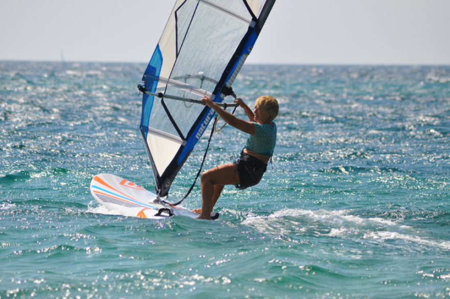 Κεφαλονιά: 80χρονη σέρφερ δαμάζει τα κύματα!